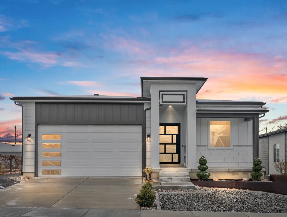 374 8620 S in Sandy, UT - Building Photo