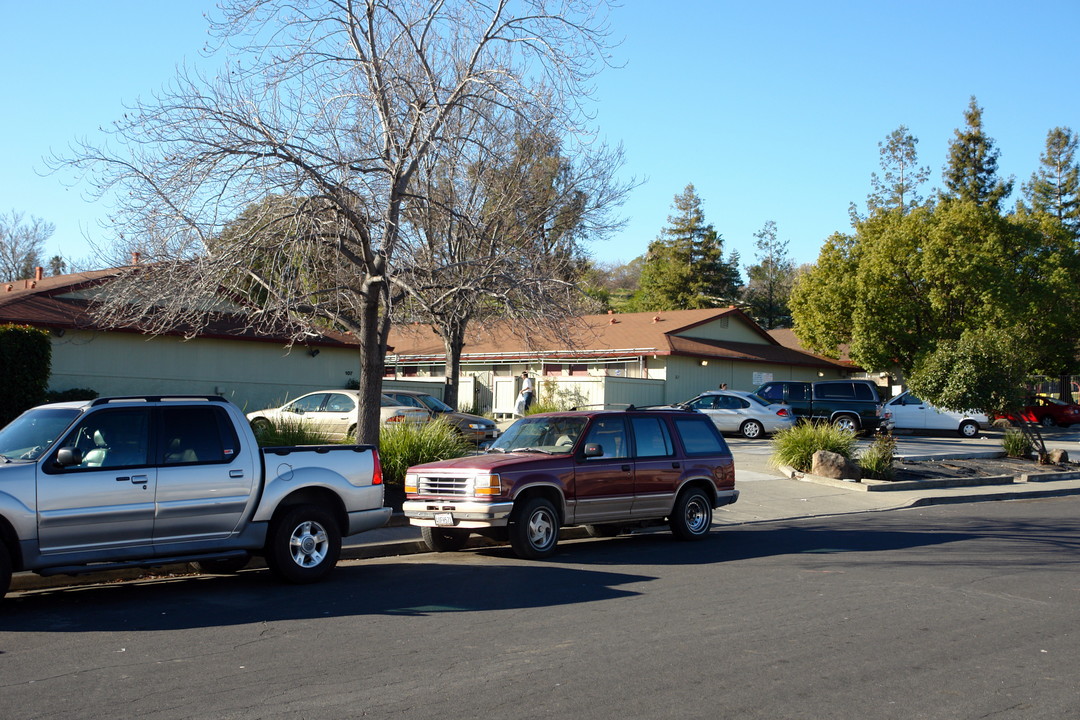 Meadows Court/Holly Lane in Vacaville, CA - Foto de edificio