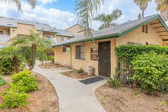 Lakeside Meadows in Lakeside, CA - Foto de edificio - Building Photo