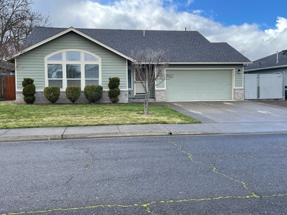 R1243 Greentree Way in Central Point, OR - Building Photo