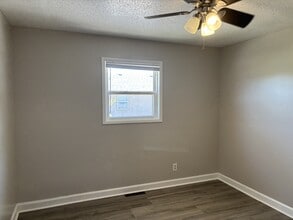 2033 S Ingram Mill Rd in Springfield, MO - Building Photo - Building Photo