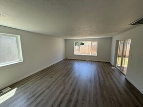 1266 Charlene St S in Salem, OR - Foto de edificio - Building Photo