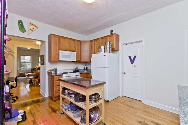 3841 N Bernard St, Unit 2F in Chicago, IL - Building Photo - Building Photo