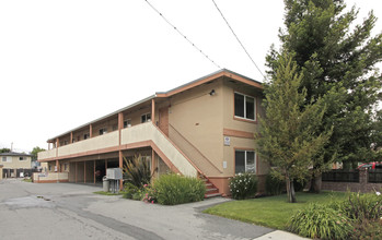 Redwood Oaks Apartments in Redwood City, CA - Building Photo - Building Photo