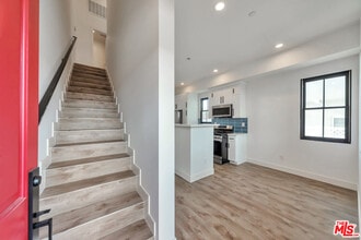 1024 1/2 Masselin Ave in Los Angeles, CA - Building Photo - Building Photo