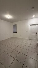 947 NE 211th St in North Miami Beach, FL - Building Photo - Building Photo