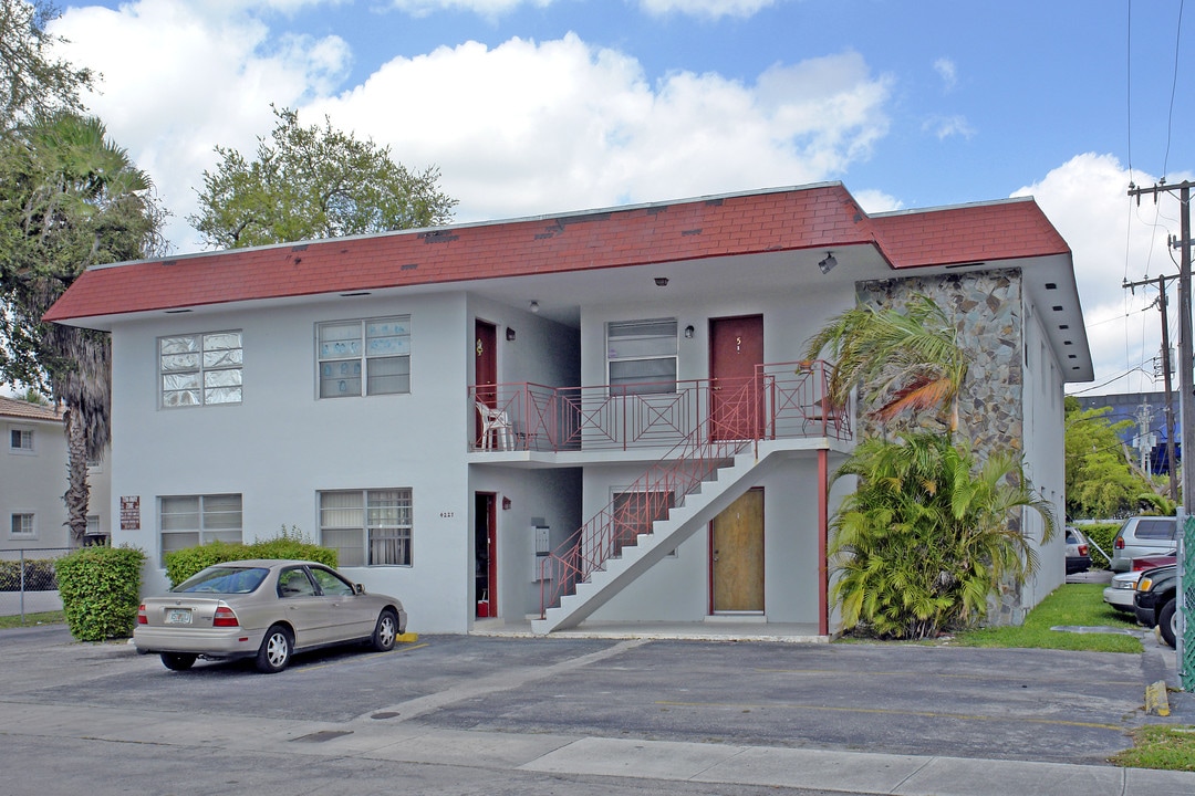 4227 NW 5th St in Miami, FL - Foto de edificio