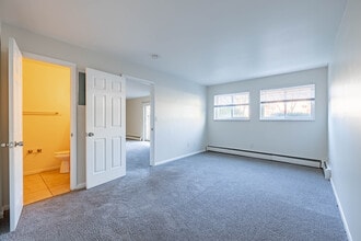 Riverstone Court Apartments - Beechmont Ave in Cincinnati, OH - Building Photo - Interior Photo