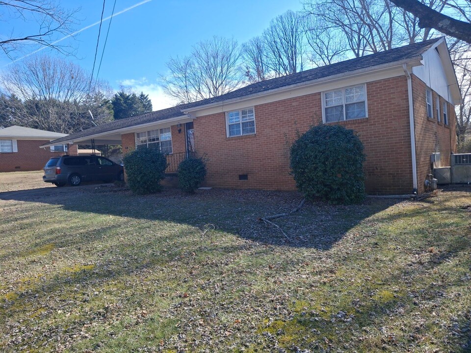 1219 Millard St in Athens, TN - Building Photo