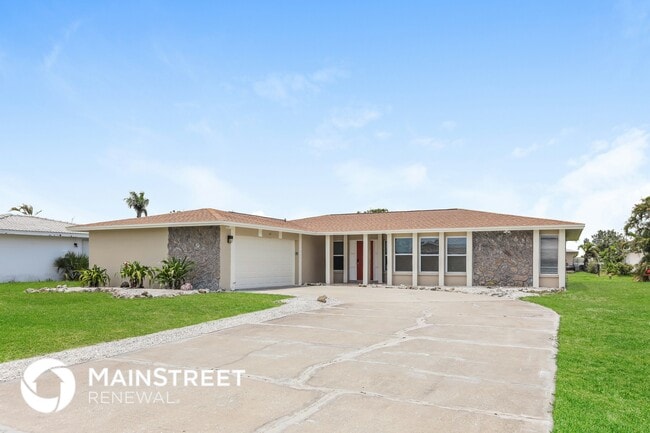 64 Golfview Rd in Rotonda West, FL - Building Photo - Building Photo