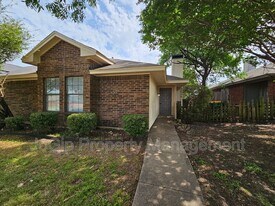 311 Bryant Ln in Cedar Hill, TX - Building Photo