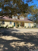 556 Flower Trail Loop in Floresville, TX - Building Photo