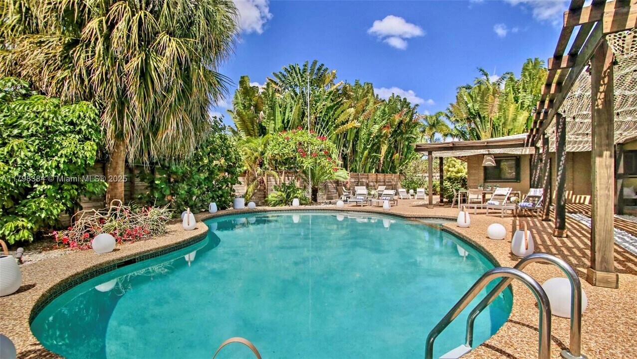 3444 NE 18th Ave in Oakland Park, FL - Foto de edificio