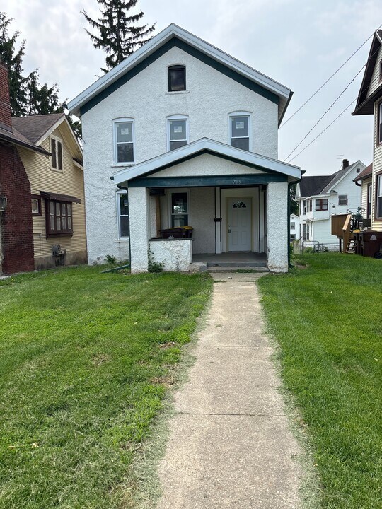 715 W Lincoln Blvd in Freeport, IL - Building Photo
