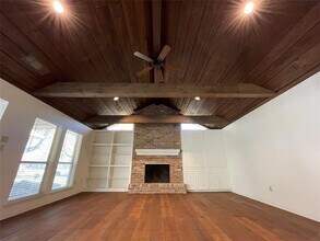 6910 Brentfield Dr in Dallas, TX - Building Photo - Building Photo