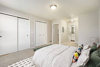The Vista Apartments and Townhomes in Portage, MI - Foto de edificio - Building Photo
