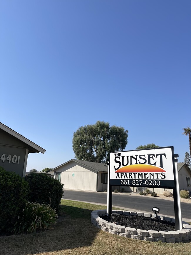 The Sunset Apartments in Bakersfield, CA - Building Photo - Building Photo