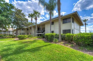 29300 Bay Hollow Dr in Zephyrhills, FL - Building Photo