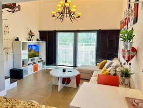 498 SW 2nd St, Unit 201 in Miami, FL - Foto de edificio - Building Photo