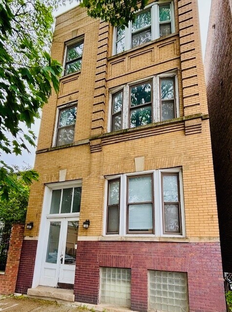 property at 1640 W Melrose St