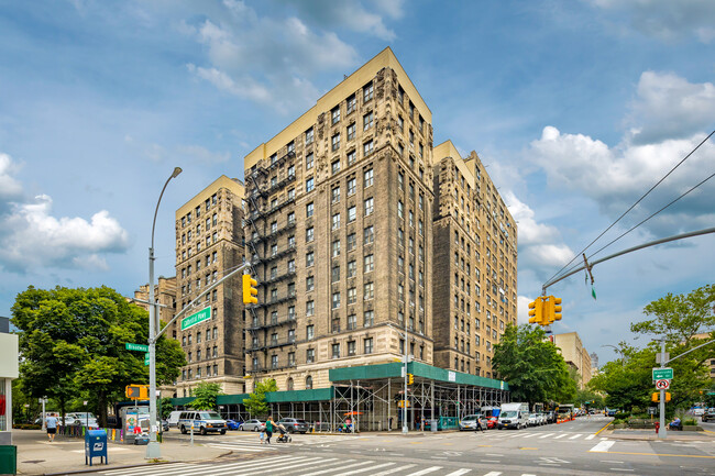 600 W 111th St in New York, NY - Foto de edificio - Building Photo