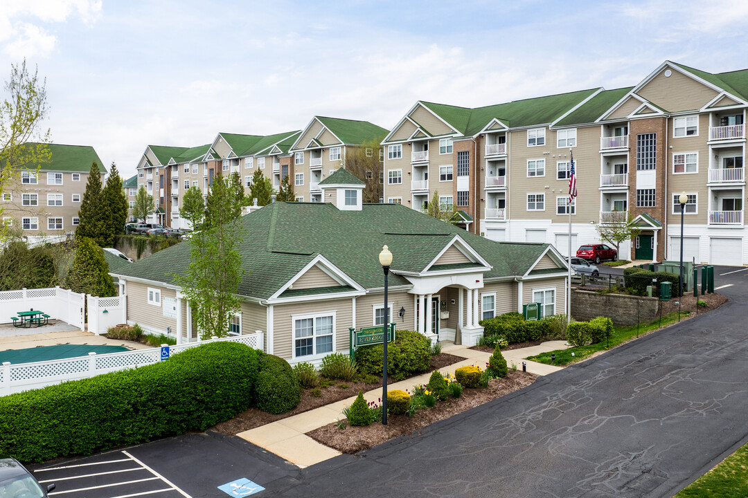 River Haven Condominiums in Woonsocket, RI - Foto de edificio