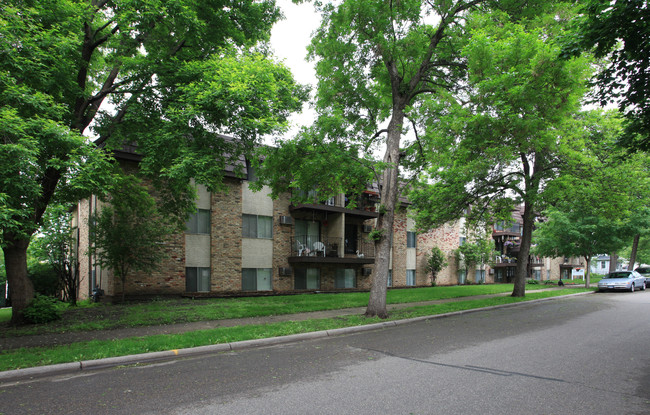 The Dubliner in Hopkins, MN - Building Photo - Building Photo