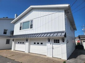 211 10th Ave in Sylvan Beach, NY - Building Photo