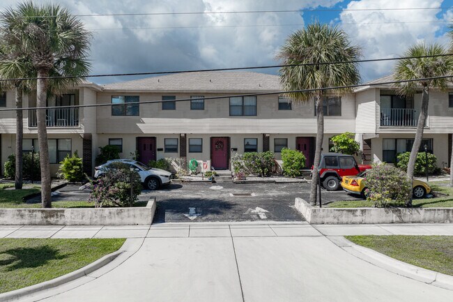 Cedar Crest Apartments in Lake Park, FL - Building Photo - Building Photo