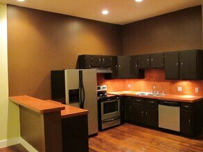 319 S Flores St in San Antonio, TX - Building Photo - Building Photo