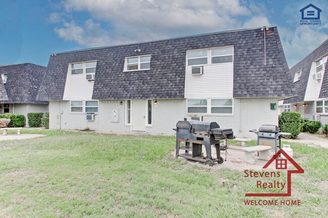 2111 NW Lindy Ave, Unit 2310 in Lawton, OK - Building Photo - Building Photo