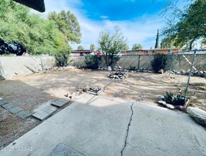 3817 S Queen Palm Dr in Tucson, AZ - Foto de edificio - Building Photo
