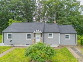 54 Sand Pit Rd in Danbury, CT - Building Photo