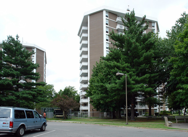 17-27 Saab Court in Springfield, MA - Foto de edificio - Building Photo