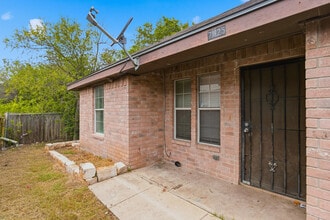 7625 Windsor Oaks in San Antonio, TX - Building Photo - Building Photo