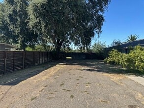 1149 Rivara Rd in Stockton, CA - Foto de edificio - Building Photo