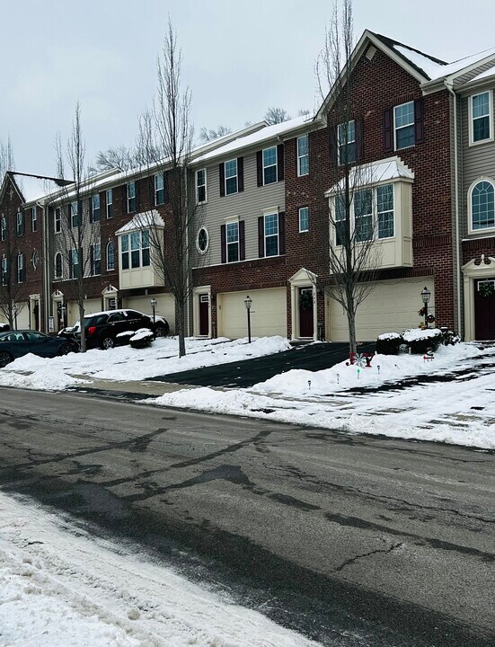 240 Broadstone Dr in Mars, PA - Foto de edificio