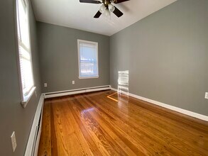 4 Pond St, Unit Floor 1 in Cranston, RI - Foto de edificio - Building Photo