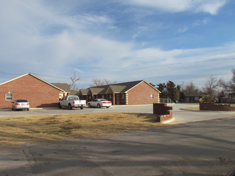 211 W E Ave in Cache, OK - Building Photo