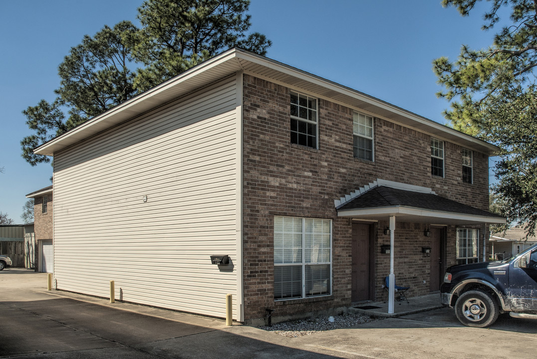 723 N 9th St in Nederland, TX - Building Photo