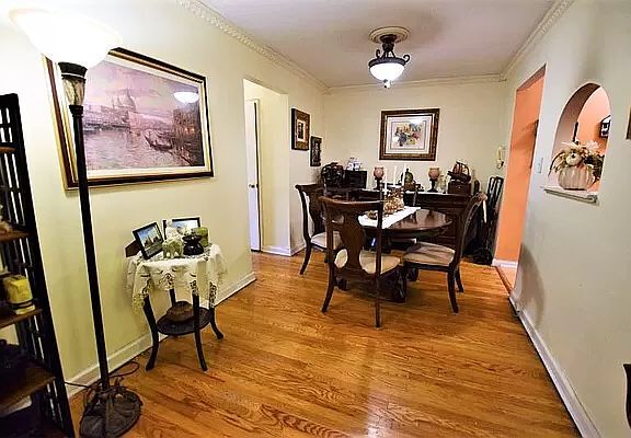 90-11 35th Ave in Queens, NY - Foto de edificio - Building Photo