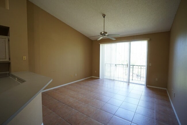 1060 Normandy Trace Rd in Tampa, FL - Foto de edificio - Building Photo
