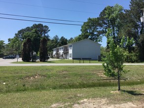 Cedar Commons in Burgaw, NC - Building Photo - Building Photo