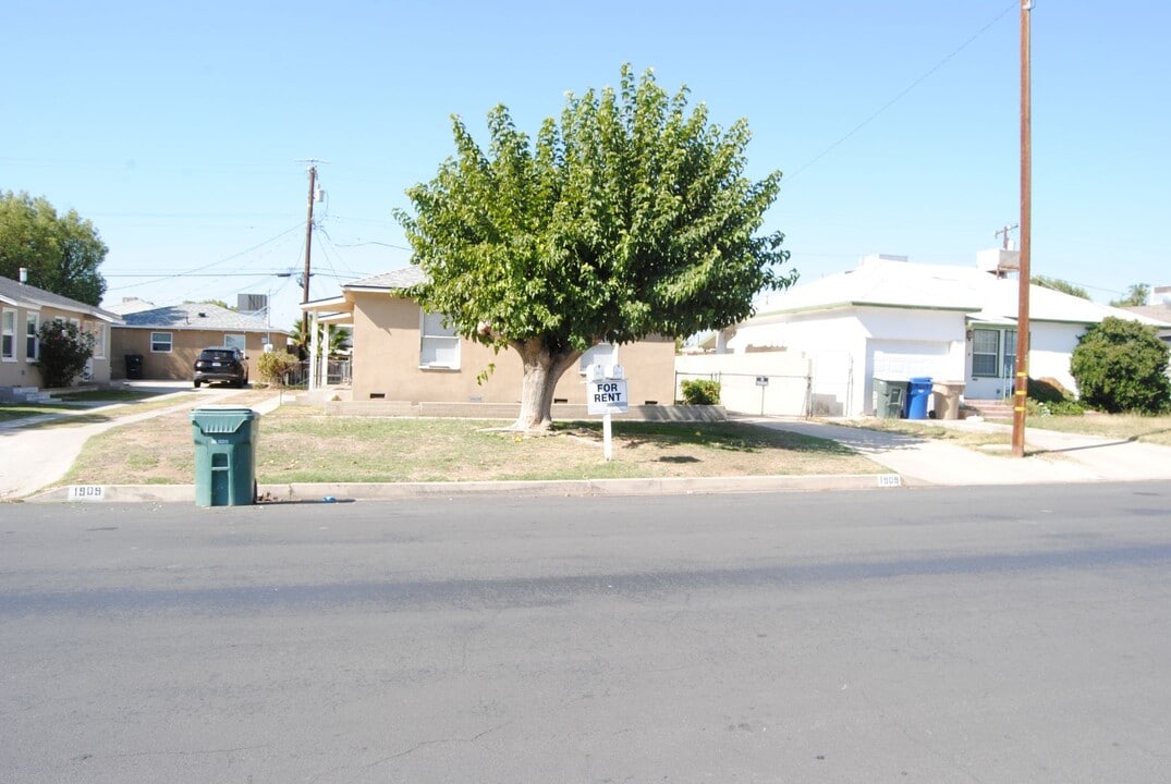 1909 Bedford Way in Bakersfield, CA - Building Photo