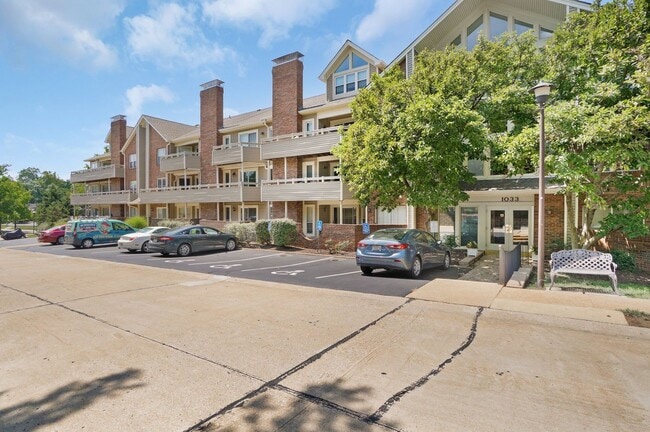 1033 Wilton Royal Dr in St. Louis, MO - Foto de edificio - Building Photo