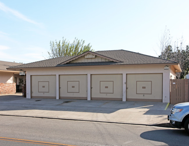 1744-1814 E Palmyra Ave in Orange, CA - Foto de edificio - Building Photo