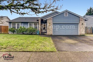 6362 SE Maple St in Hillsboro, OR - Building Photo