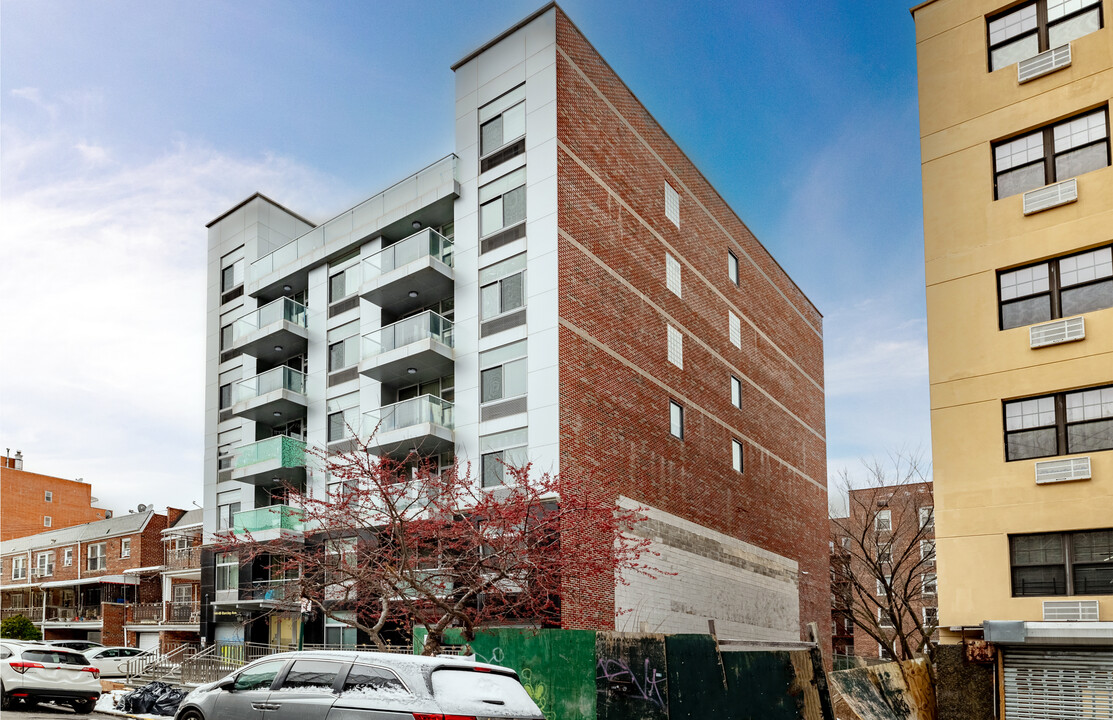 Barclay Tower in Flushing, NY - Building Photo