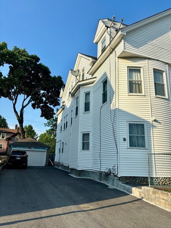 35 Stoneland Rd, Unit 1 in Worcester, MA - Building Photo - Building Photo