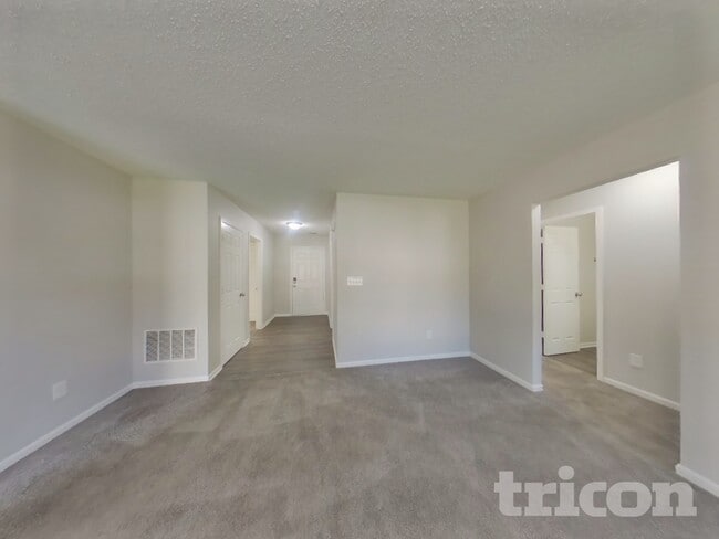 5477 Wood Hollow Dr in Indianapolis, IN - Foto de edificio - Building Photo